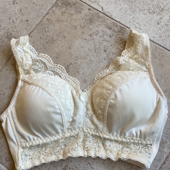 Rhonda Shear Women's Pin-Up Lace Leisure Cream Bra with Removable Pads - Picture 3 of 12